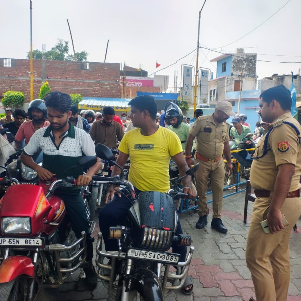सिद्धार्थनगर में पेट्रोल पंपों पर लंबी कतारें:41°C गर्मी में लोग 5 घंटे इंतजार को मजबूर, DM ने अफवाहों को बताया कारण