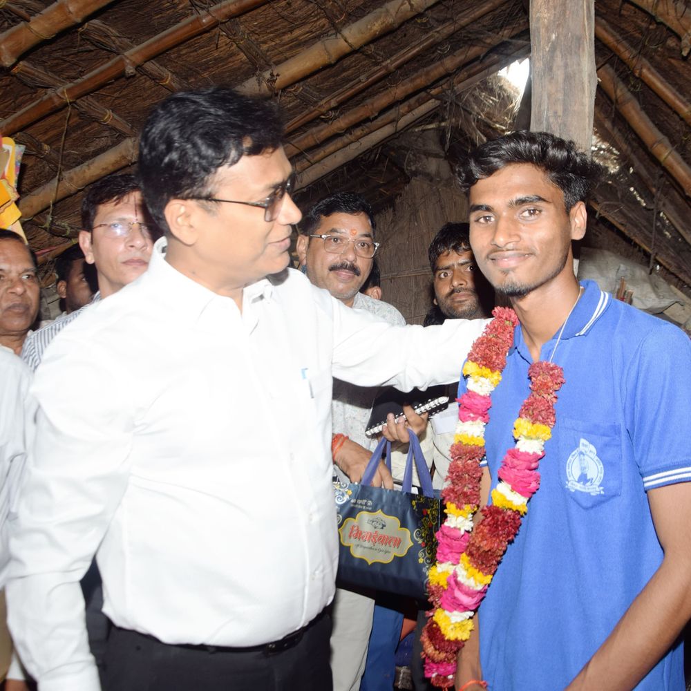 लखीमपुर-खीरी के टॉपर उमाशंकर के घर पहुंचे डीएम:झोपड़ी में रहने वाले छात्र को पहनाई माला, गजल सुनकर बोले- तुम्हारे शब्दों में मेहनत की खुशबू