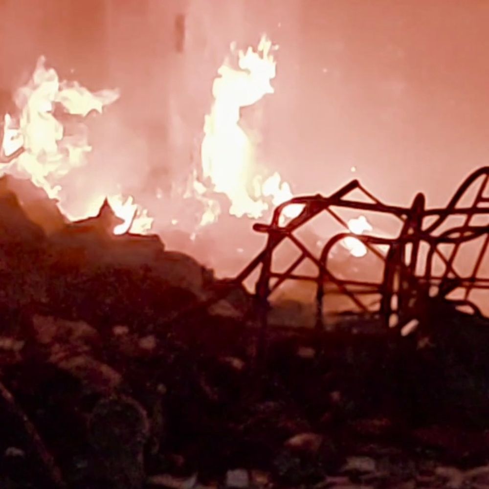 हरदोई के सांडी शोरूम में लगी आग:2 करोड़ से अधिक का नुकसान, दमकल की देरी पर सवाल