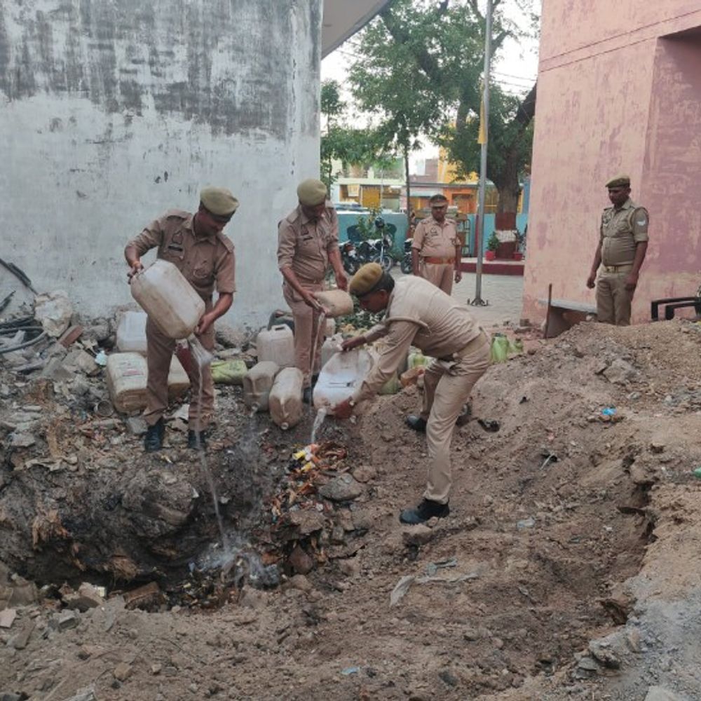शाहजहांपुर में 1075 लीटर अवैध शराब नष्ट की:59 मामलों में बरामद की गई थी, थाना परिसर के पीछे गड्ढा खोदकर डाला