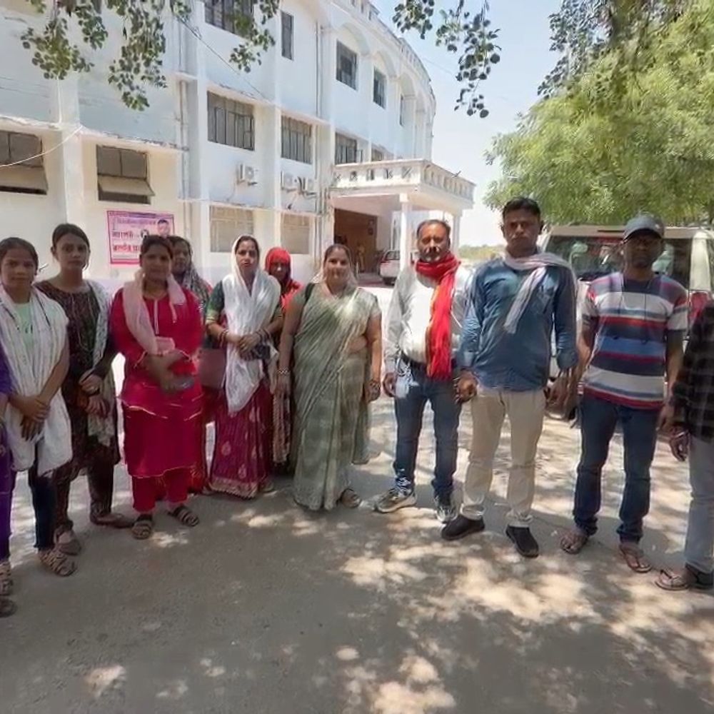 स्मार्ट मीटरों के खिलाफ शिवसेना का हल्लाबोल:महोबा जिलाधिकारी को सौंपा ज्ञापन, पुराने मीटर वापस लगाने की मांग