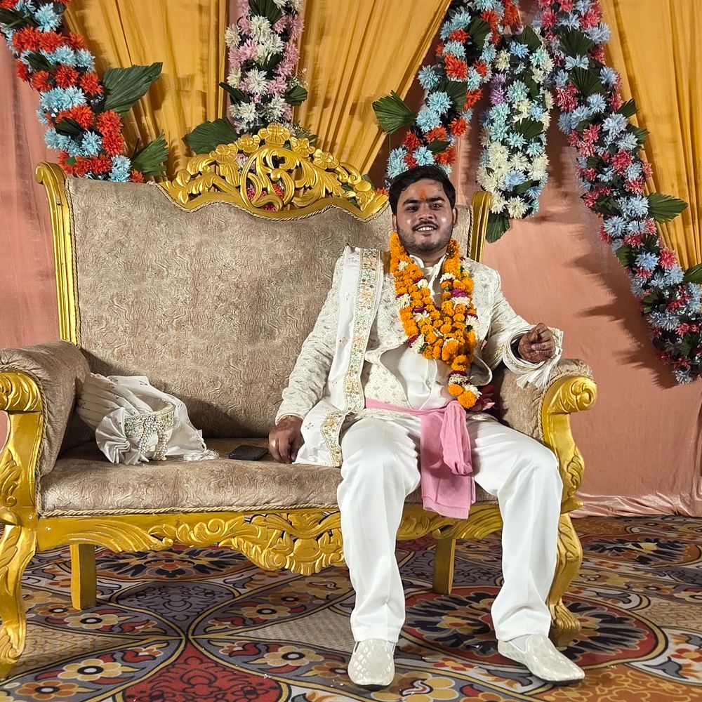 हर्ष फायरिंग में दुल्हन के जीजा को गोली लगी:फर्रुखाबाद में लहूलुहान होकर स्टेज पर गिरे, हालत गंभीर; आरोपी भीड़ देखकर भागा