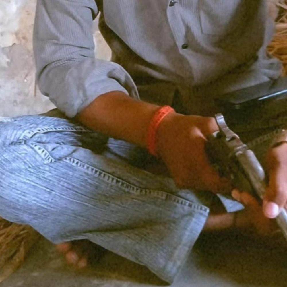 मैनपुरी में तमंचा लोड करते युवक की तस्वीर वायरल:अवैध असलहा प्रदर्शन पर कार्रवाई की मांग तेज, जांच में जुटी पुलिस