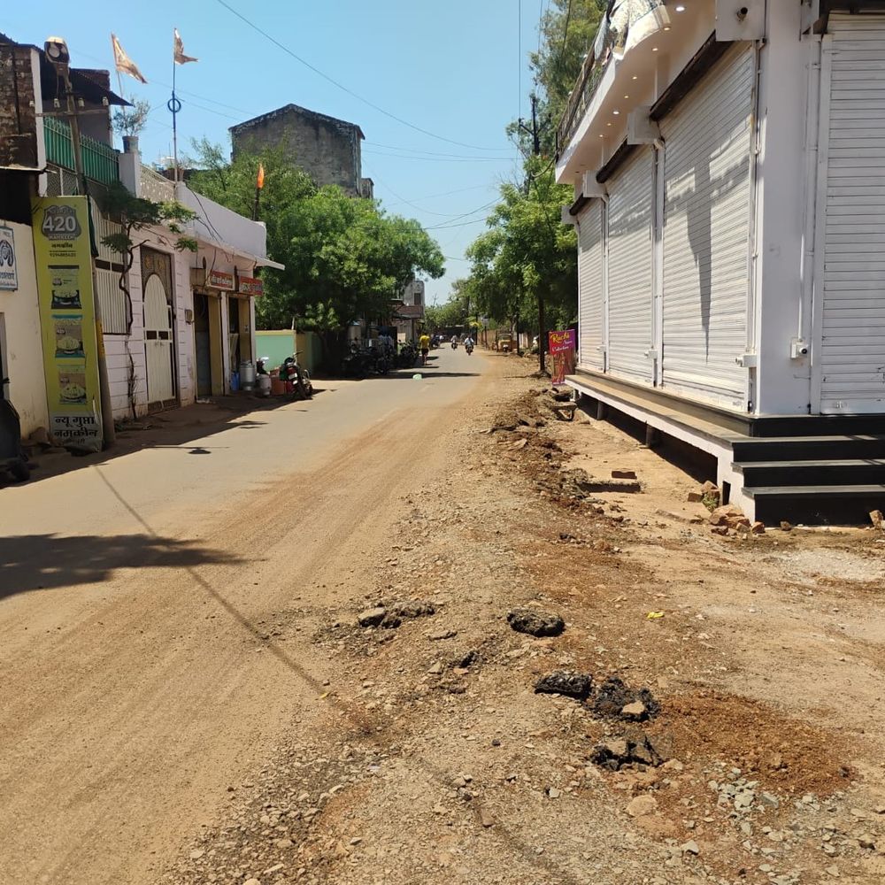 पीडब्ल्यूडी की सड़क खोदी, विभाग ने दर्ज कराई शिकायत:  पार्षद बोले: पाइपलाइन बिछाई पर घरों तक पानी नहीं पहुंचा, नगर पालिका के एक ठेकेदार पर आरोप – Shivpuri News