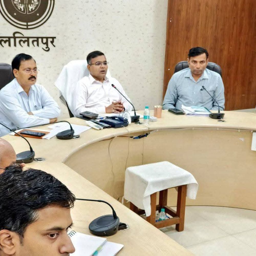 ललितपुर डीएम ने की 1 ट्रिलियन डॉलर अर्थव्यवस्था की समीक्षा:अधिकारियों को जनपद का जीडीपी बढ़ाने के दिए निर्देश