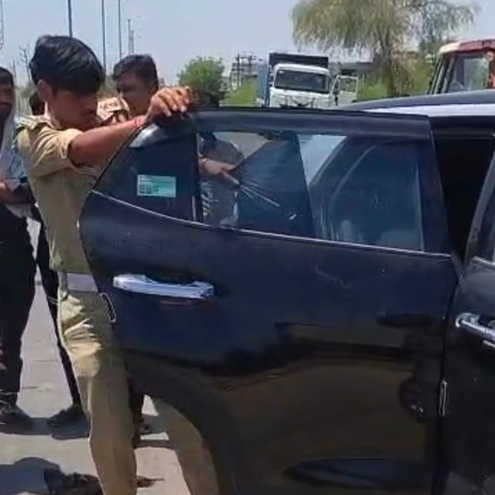 जालौन में सघन वाहन चेकिंग,अवैध सवारी ढो रही कार सीज:पटाखा साइलेंसर पर यातायात नियमों का उल्लंघन करने वालों पर कार्रवाई