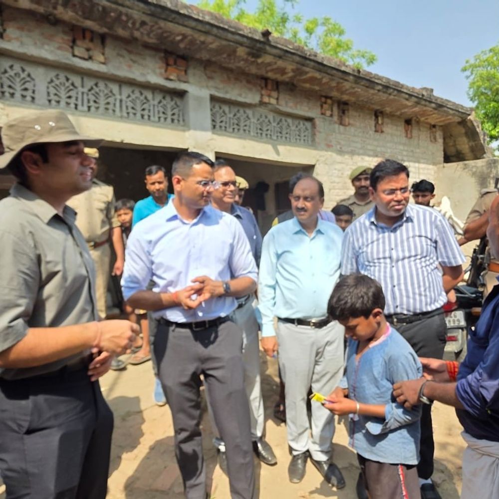 बलरामपुर DM घर-घर जाकर परखीं योजनाओं की प्रगति:लापरवाही पर अधिकारियों को चेतावनी, पात्र लाभार्थी योजनाओं के लाभ से नहीं रहे वंचित