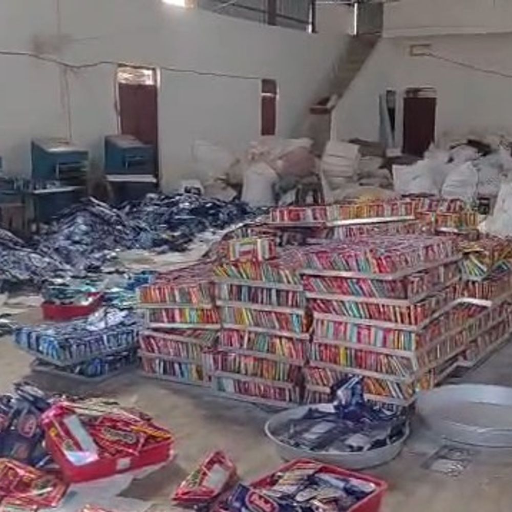 गुटखा की दो अवैध फैक्ट्रियों पर छापा, गोदाम सील:  शिवपुरी में 6 घंटे की कार्रवाई में 11 मशीनें-वाहन जब्त, केमिकल ड्रम भी मिले – Shivpuri News