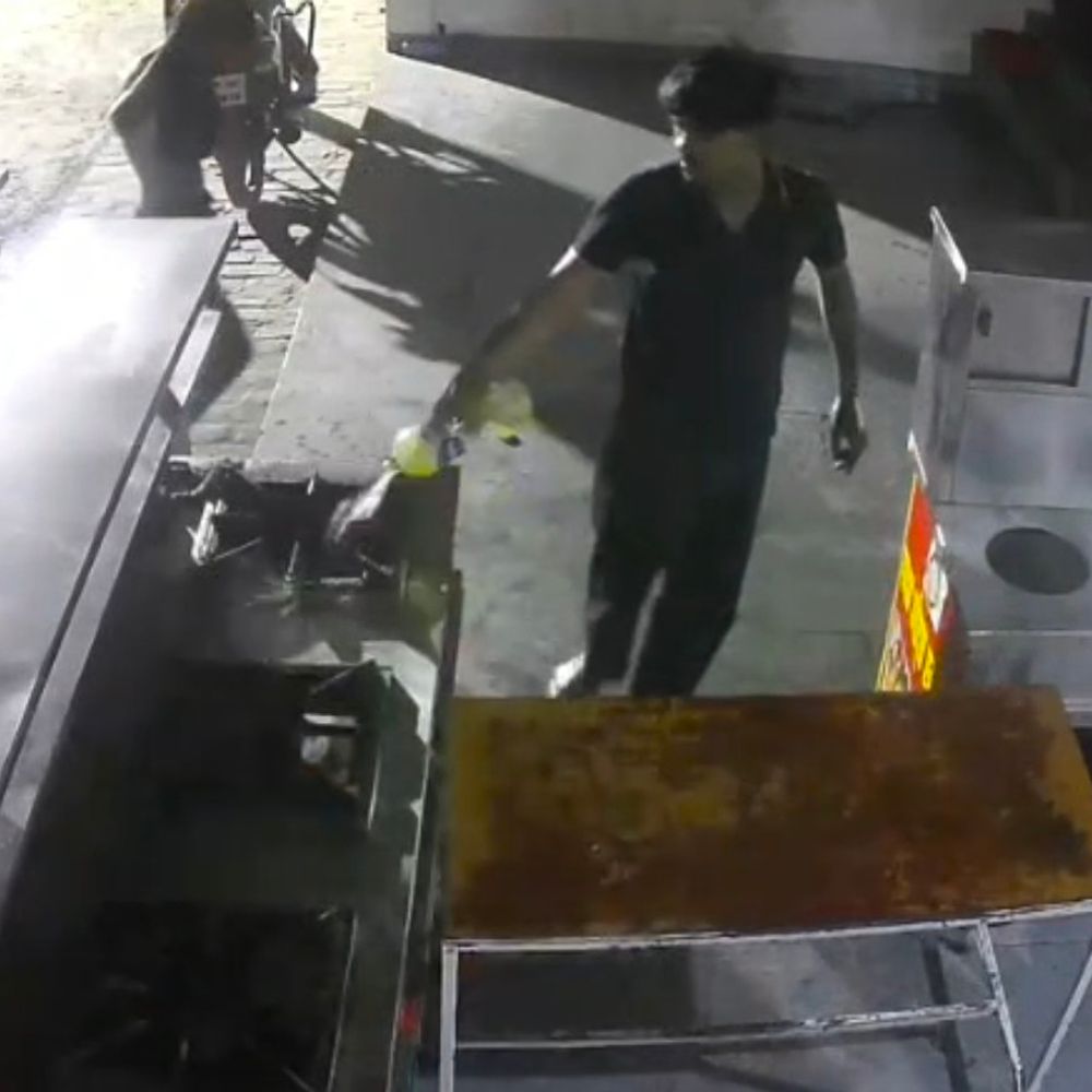 बाराबंकी में मामूली विवाद पर दुकान में लगाई आग:बताशे-पपड़ी को लेकर हुई बहस, झगड़े के बाद पेट्रोल डालकर जलाया