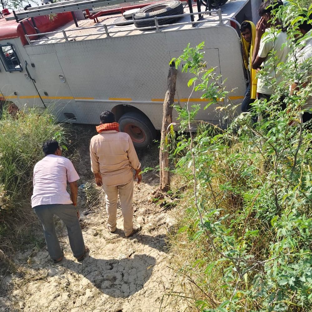 सुल्तानपुर में खेतों में लगी आग, गांवों-गौशाला तक पहुंची:आग बुझाते पहुंची फायर ब्रिगेड की गाड़ी नहर में फंसी, पलटने से बची