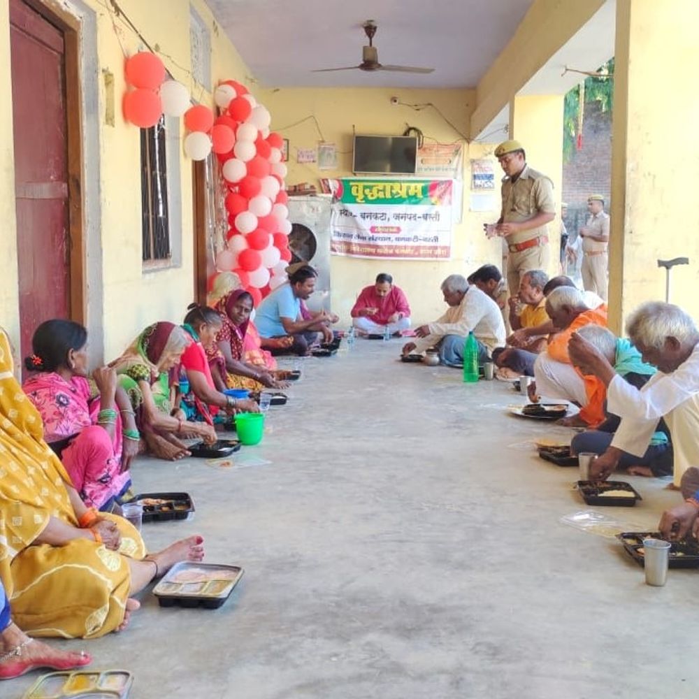 यूपी के सभी जिलों में हाईटेक वृद्धाश्रम शुरू:रहने-खाने से लेकर पेंशन तक की सुविधा, 6000 से ज्यादा बुजुर्गों को मिला सहारा