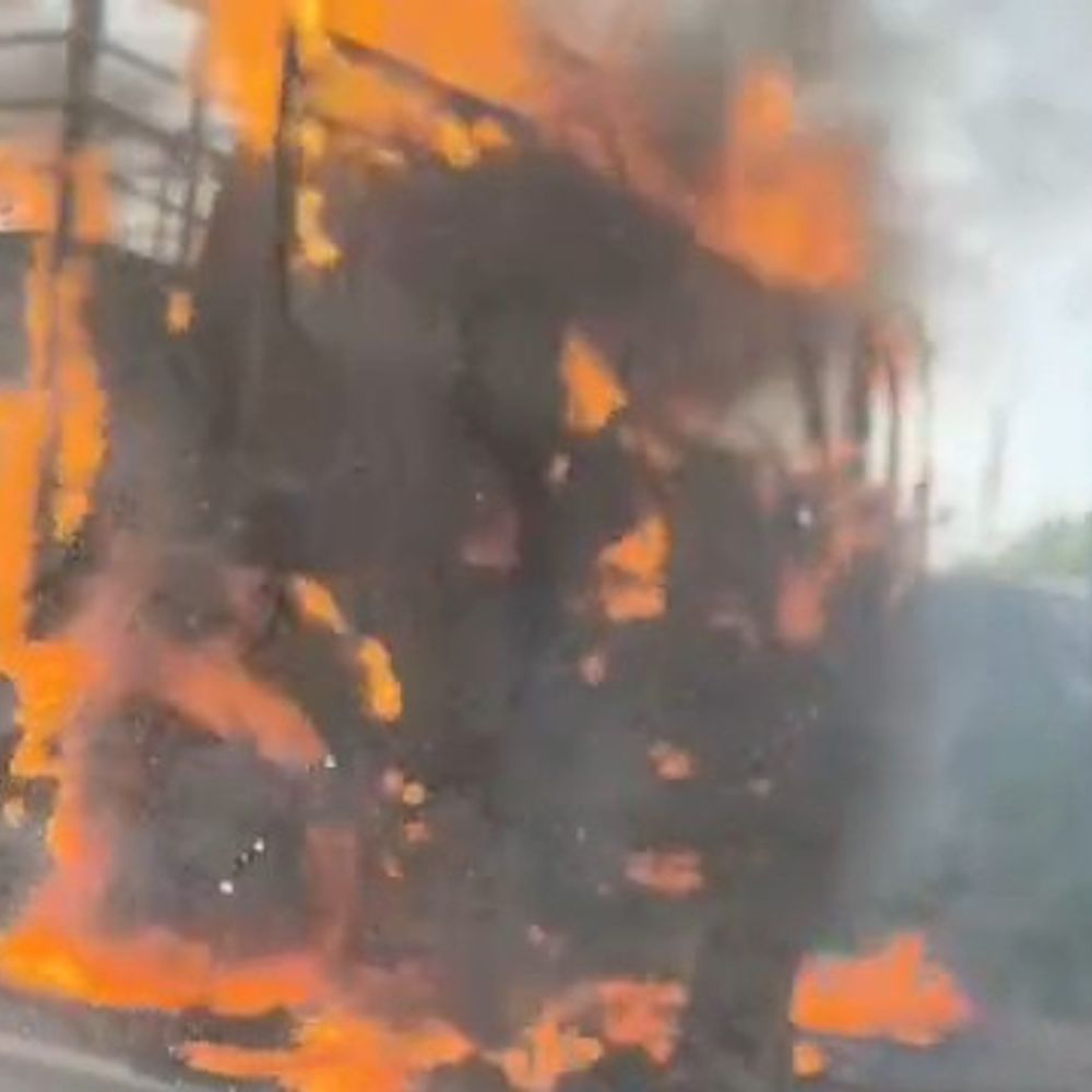 उन्नाव में डीसीएम में लगी आग, VIDEO:हंस धर्म कांटा के पास हादसा, यातायात हुआ प्रभावित