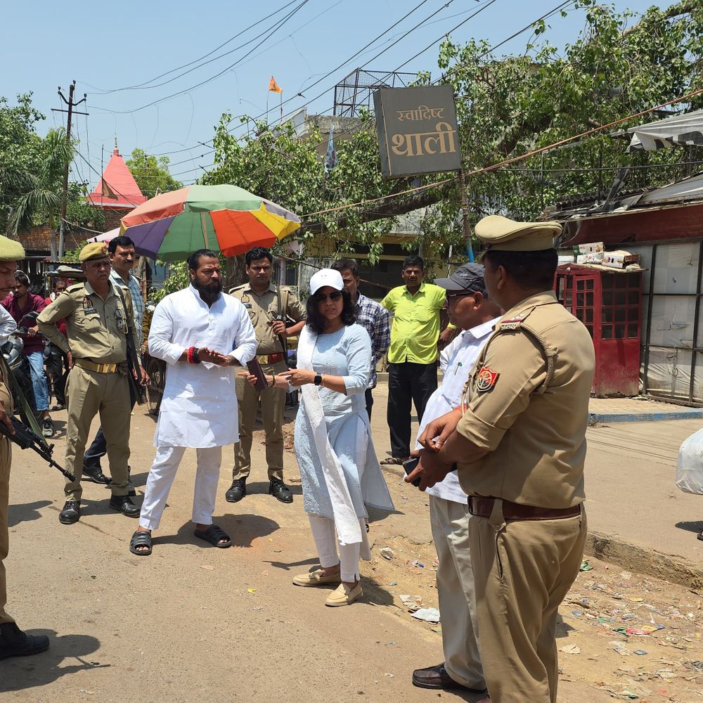 सीतापुर बस स्टैंड पर सिटी मजिस्ट्रेट का औचक निरीक्षण:जाम से निपटने के लिए पटरी दुकानदारों को निर्देश, बसें अंदर खड़ी करने की हिदायत