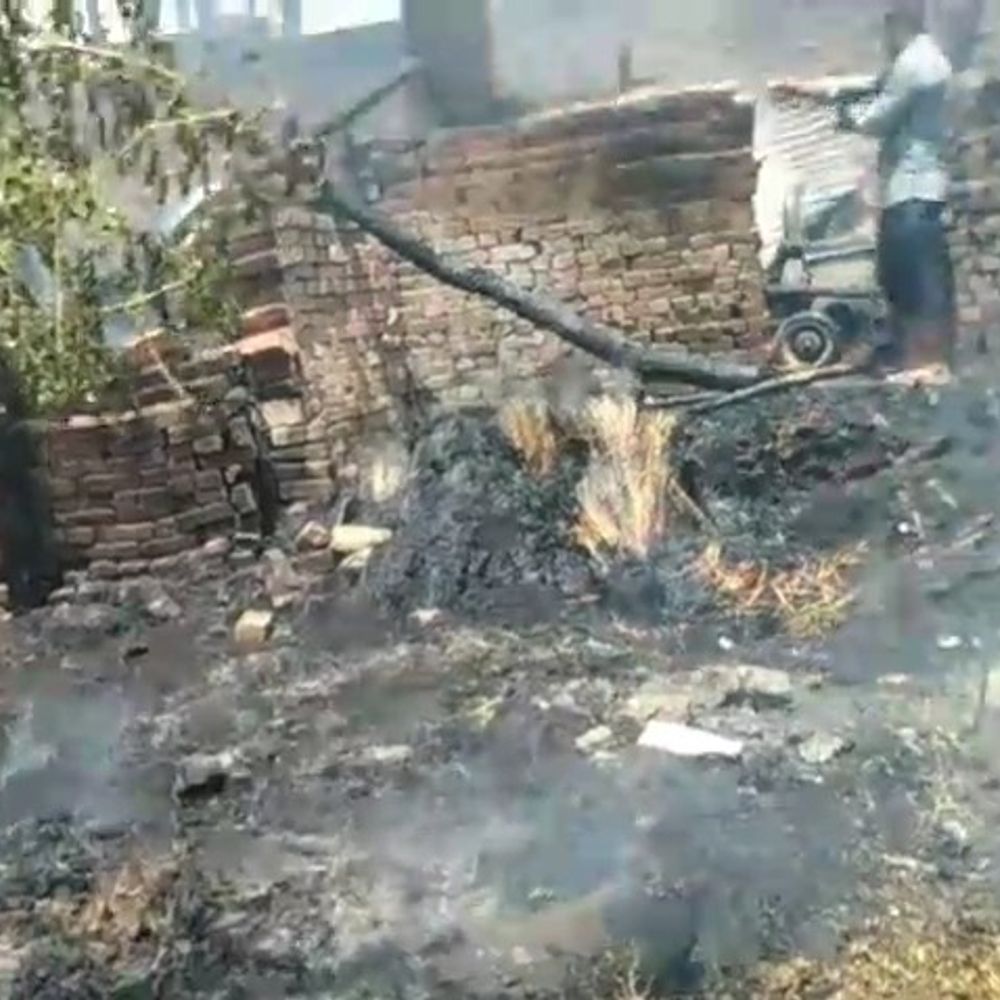 मैनपुरी में दो घरों में लगी भीषण आग:अनाज, घरेलू सामान समेत लाखों का नुकसान, मवेशी का बच्चा जिंदा जला