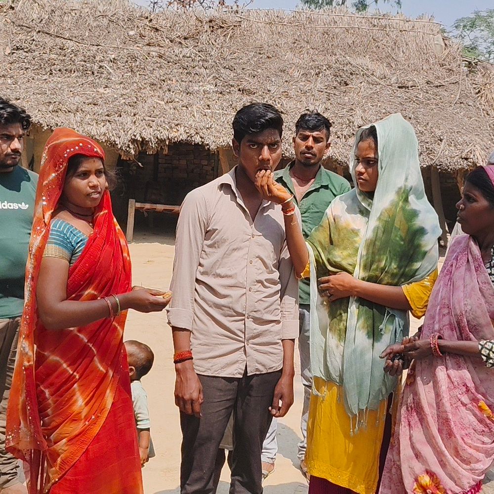 रोड लाइट ढोने वाले करन ने हाईस्कूल परीक्षा पास की:निजामपुर गांव से पास होने वाले दूसरे छात्र बने, कहा- पुलिस विभाग में भर्ती होना है