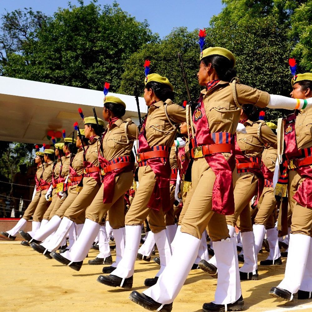 सीतापुर में महिला आरक्षियों की पासिंग आउट परेड रिहर्सल:एसपी ने निरीक्षण कर कहा- अब प्रशिक्षण को वास्तविक जीवन में लागू करें