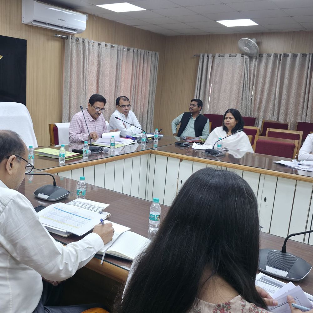 सहारनपुर में विकास कार्यों की समीक्षा:हिंडन नदी की सफाई को सर्वोच्च प्राथमिकता, खराब रैंकिंग पर अधिकारियों को फटकार