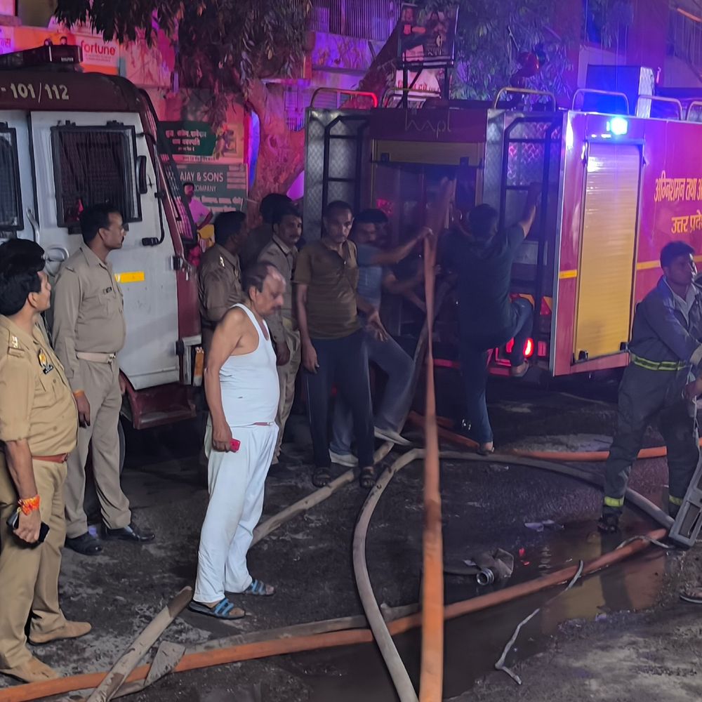 मैनपुरी में टेंट हाउस में सिलेंडर फटने से आग:मेन बाजार में लाखों का सामान खाक, 3 दमकल गाड़ियां जुटीं