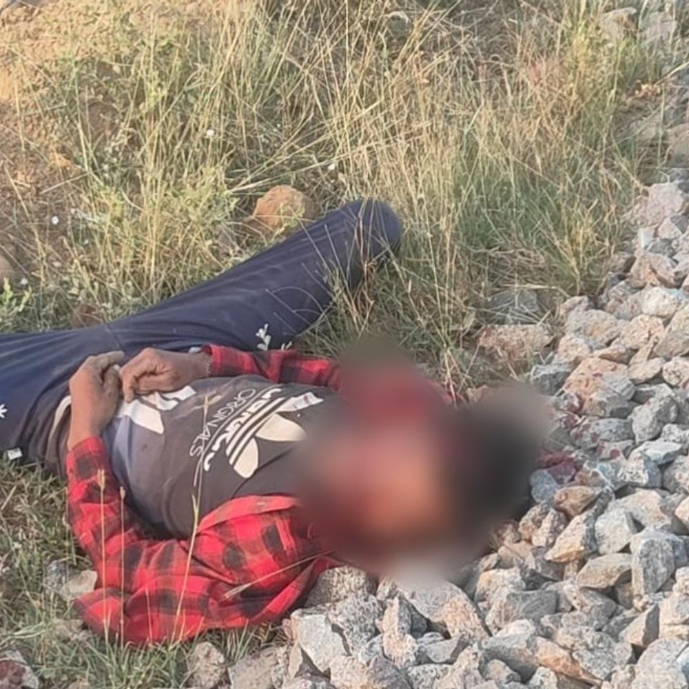 चित्रकूट में रेलवे पटरी पर अज्ञात शव बरामद:बहिलपुरवा स्टेशन के पास मिला, पुलिस जांच में जुटी