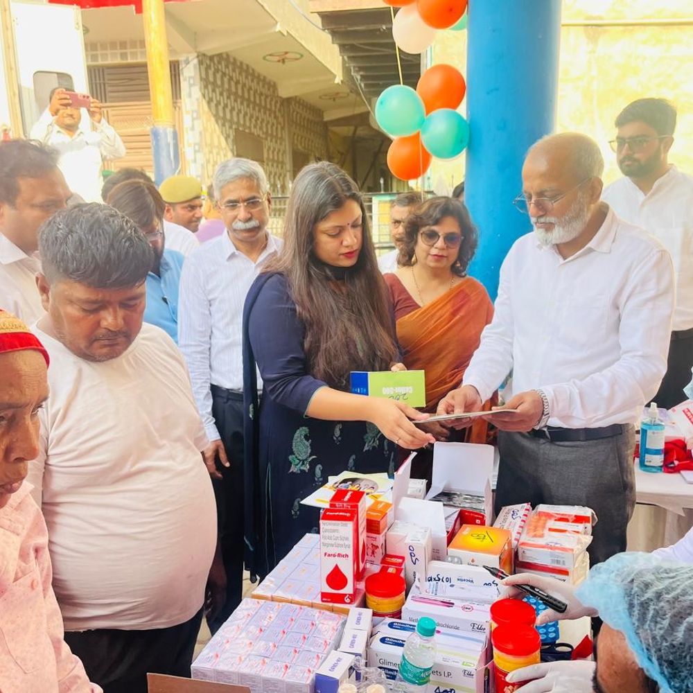 गौतमबुद्धनगर में 25 स्थानों पर लगे मेडिकल कैंप:जिलाधिकारी ने श्रमिकों से संवाद कर सुविधाओं का लिया फीडबैक