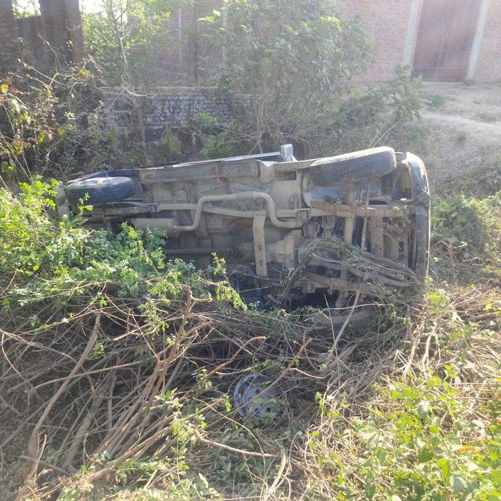 साइकिल सवार को बचाते हुए बोलेरो पलटी, पांच घायल:अमेठी में तीन की हालत गंभीर, देवा शरीफ से लौट रहे थे