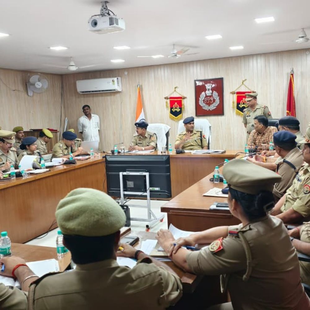 अमरोहा SP ने पुलिस अधिकारियों संग की क्राइम मीटिंग:संगीन मामलों में फरार अपराधियों की गिरफ्तारी, कार्रवाई के निर्देश