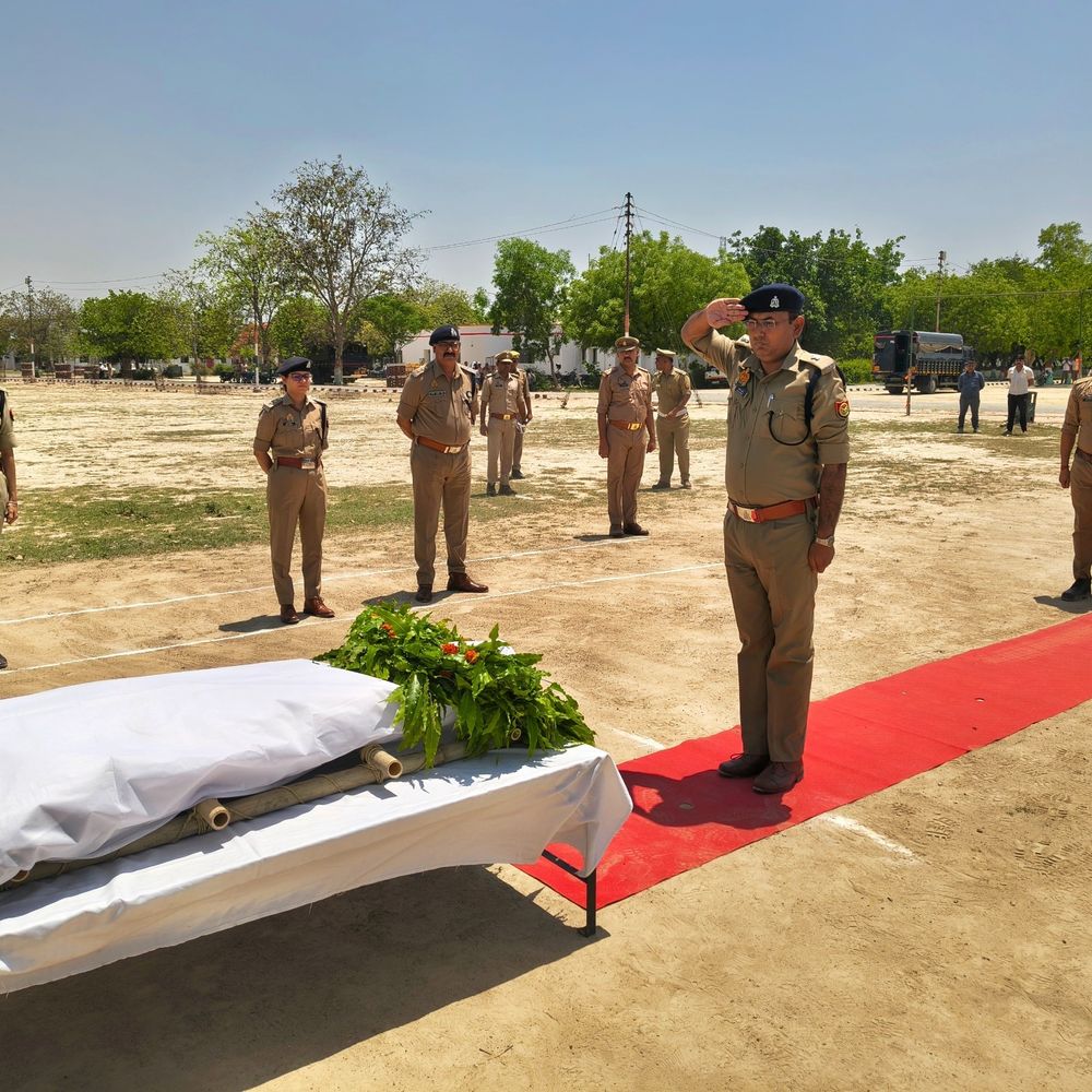 आरक्षी कुनाल भारती शहीद, राजकीय सम्मान के साथ अंतिम विदाई:कानपुर देहात में ड्यूटी के बाद सड़क हादसे में निधन