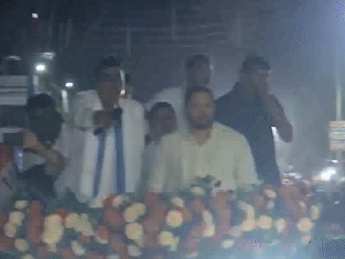 अभिषेक बनर्जी बोले- पहले फेज के बाद BJP में घबराहट:  तेजस्वी के रोड शो में धक्का-मुक्की; आज राहुल गांधी की 3 रैलियां