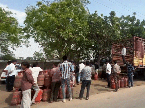भोपाल में 1 महीने पहले बुकिंग, नहीं मिला गैस सिलेंडर:  एजेंसी पर फूटा गुस्सा; खाद्य विभाग की टीम पहुंचा, तब मिलें सिलेंडर – Bhopal News