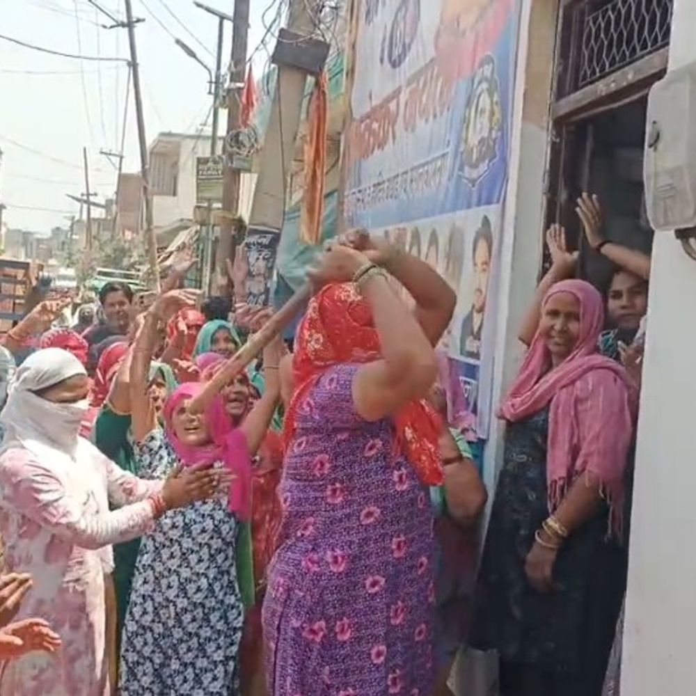 स्मार्ट मीटर के विरोध में महिलाएं सड़क पर उतरीं:हापुड़ में धरना प्रदर्शन कर मीटर में की तोड़फोड़, गलत बिलिंग का आरोप