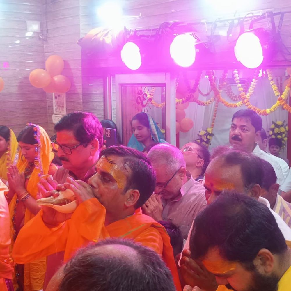 जौनपुर में साईं बाबा मंदिर का 30वां स्थापना दिवस:हाथी-घोड़े के साथ निकली शोभायात्रा, हजारों भक्तों ने ग्रहण किया प्रसाद