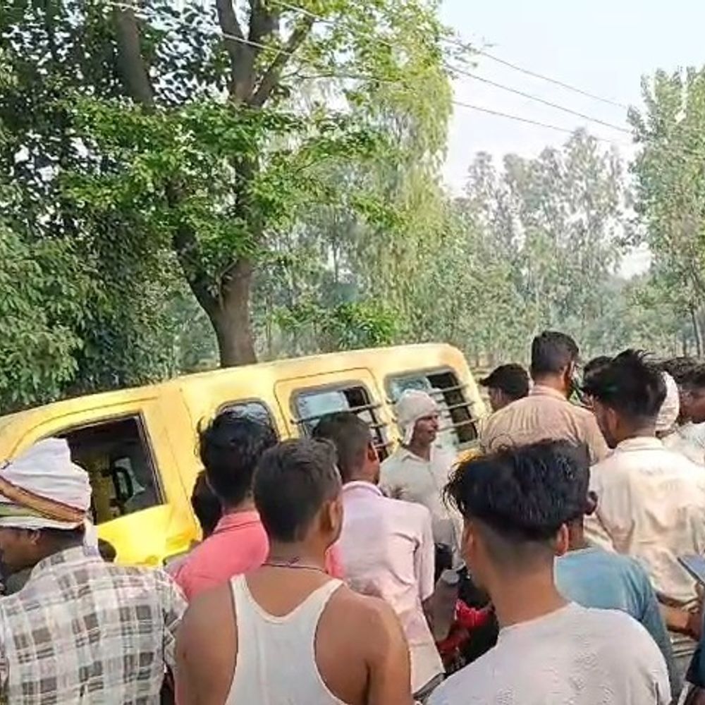 पीलीभीत में स्कूल वैन बिजली के खंभे से टकराई:ड्राइवर गाड़ी छोड़कर भागा, 26 बच्चे सवार थे
