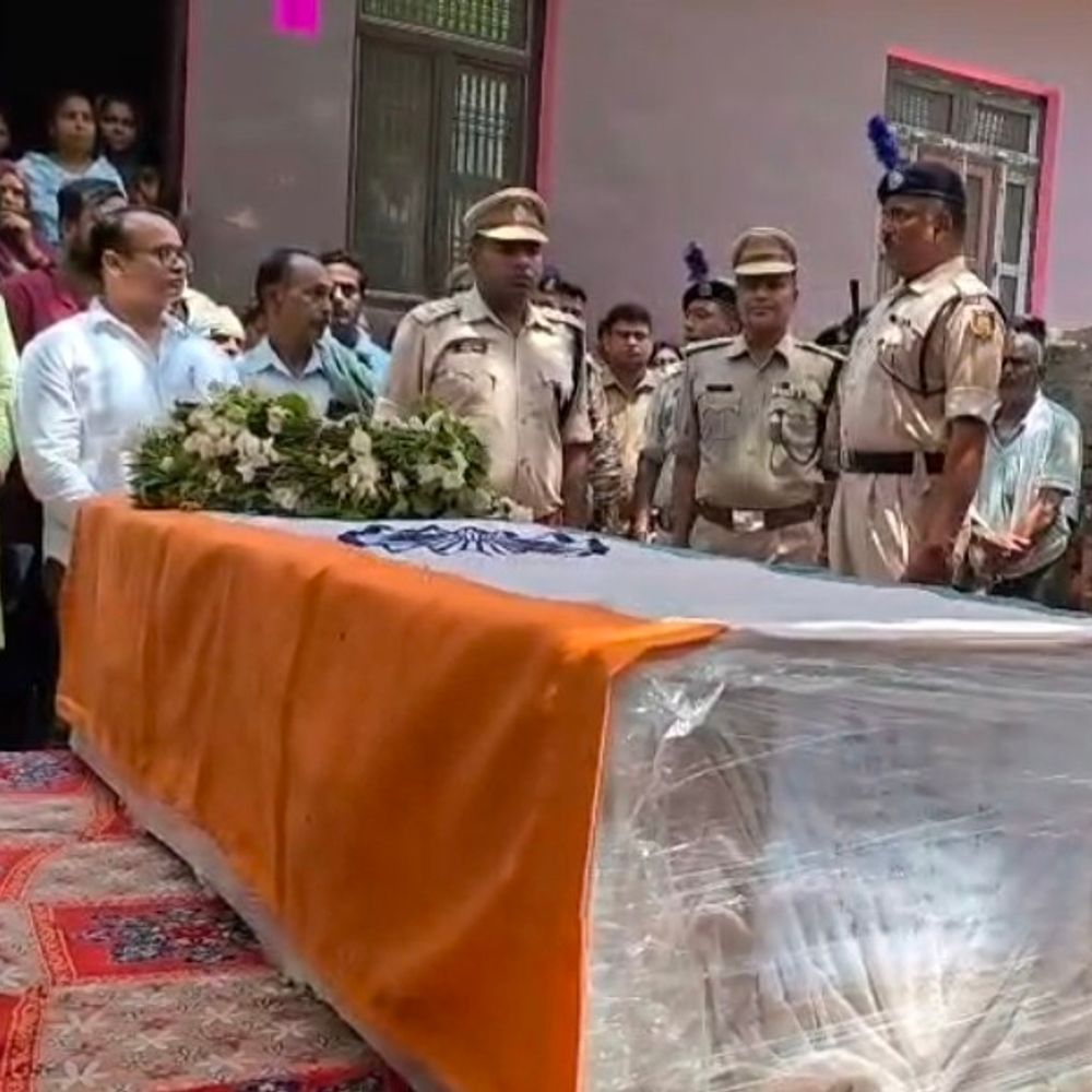 सीआरपीएफ जवान की ड्यूटी के दौरान मौत:जम्मू-कश्मीर से तिरंगे में लिपटा पार्थिव शरीर अमेठी पहुंचा, गार्ड ऑफ ऑनर से अंतिम विदाई