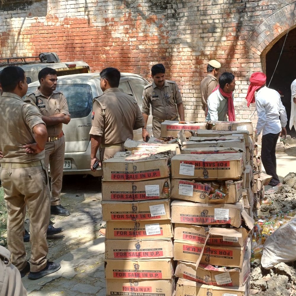चंदौली में 43 लाख की अवैध शराब नष्ट:34 मामलों में जब्त 7118 लीटर शराब जेसीबी से हटाई गई
