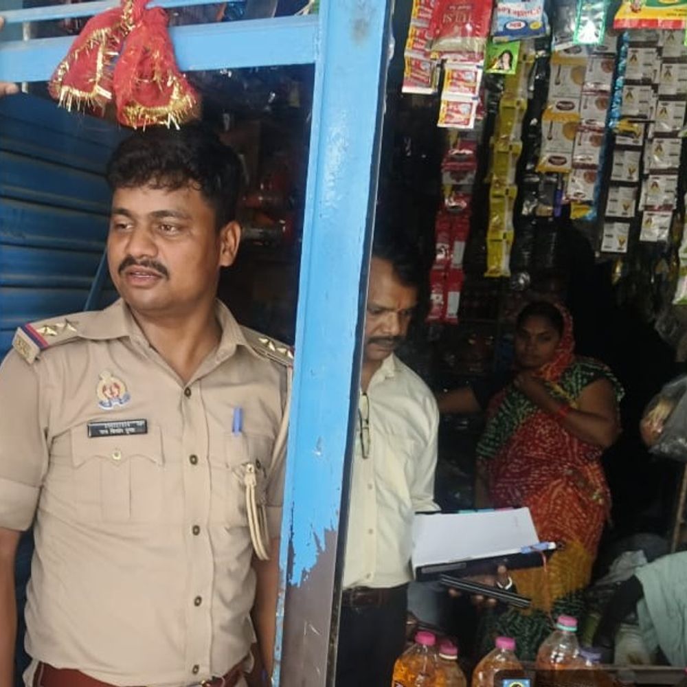 श्रावस्ती में अवैध पेट्रोल-डीजल बिक्री पर प्रशासन की कार्रवाई:पुलिस ने कई स्थानों पर छापेमारी कर भंडारण ईंधन को जब्त किया