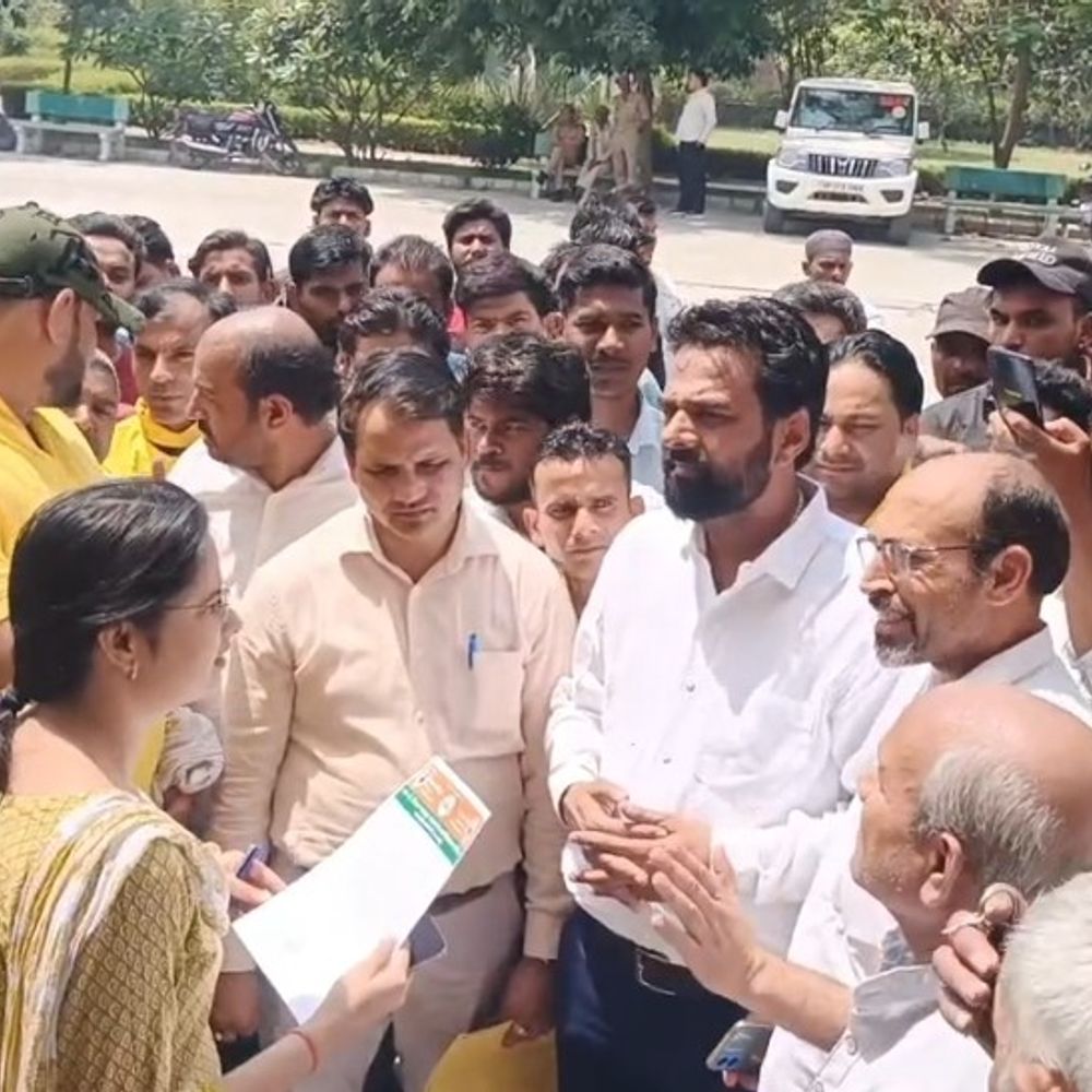 ई-रिक्शा चालकों की हड़ताल, बाजारों में जाम की स्थिति:हापुड़ में DM से समस्याओं के समाधान की मांग, यात्रियों को परेशानी