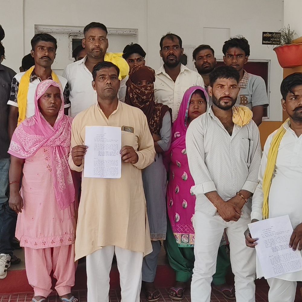 जनप्रतिनिधि पर जानलेवा हमला, बेटी से छेड़छाड़ का आरोप:सहारनपुर में पीड़ित परिवार ने कलक्ट्रेट में प्रदर्शन किया, सुरक्षा और न्याय की मांग