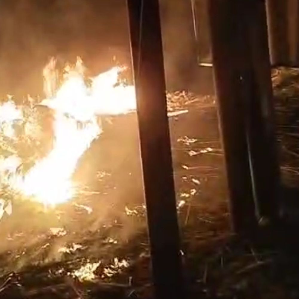 शॉर्ट सर्किट से तीन दुकानों में भीषण आग:फिरोजाबाद में हजारों का सामान जला, फायर ब्रिगेड कड़ी मशक्कत के बाद पाया काबू