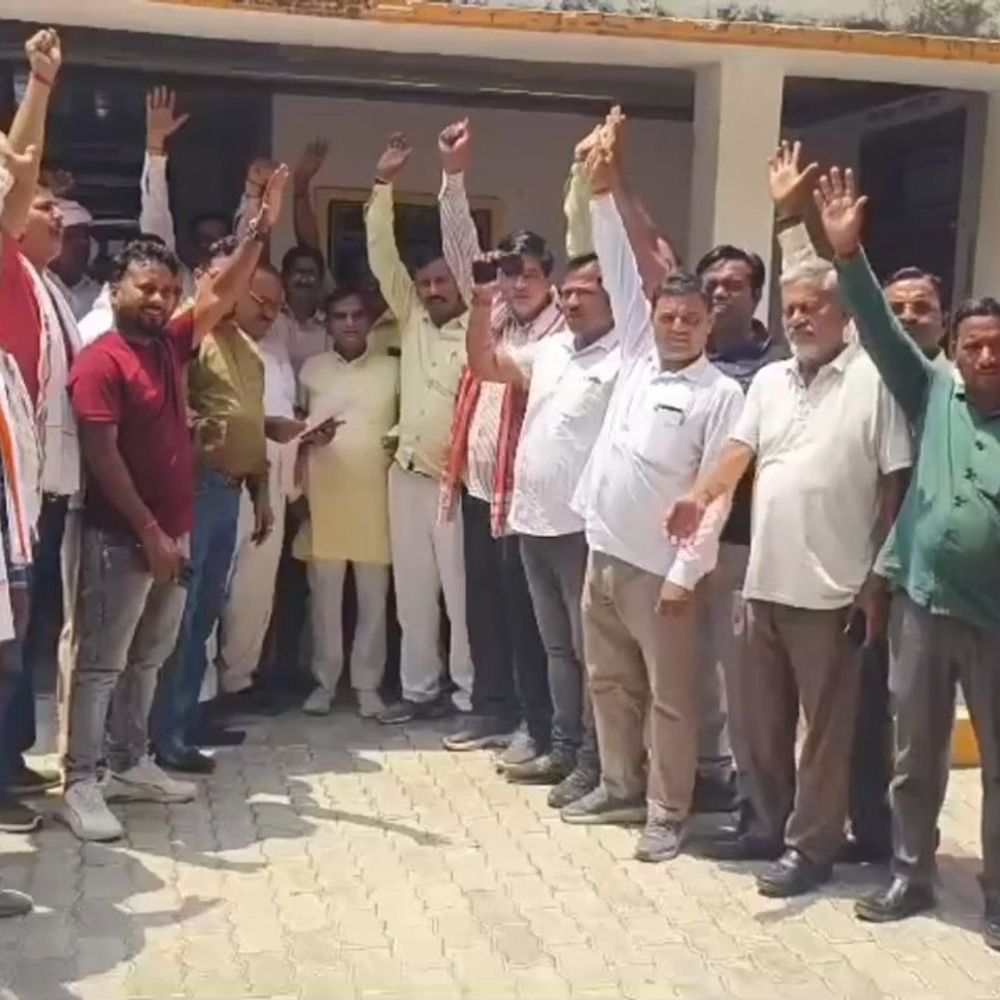 प्रधानों ने कार्यकाल बढ़ाने की मांग को लेकर प्रदर्शन किया:मनकापुर ब्लॉक में बीडीओ को सीएम योगी को संबोधित ज्ञापन सौंपा