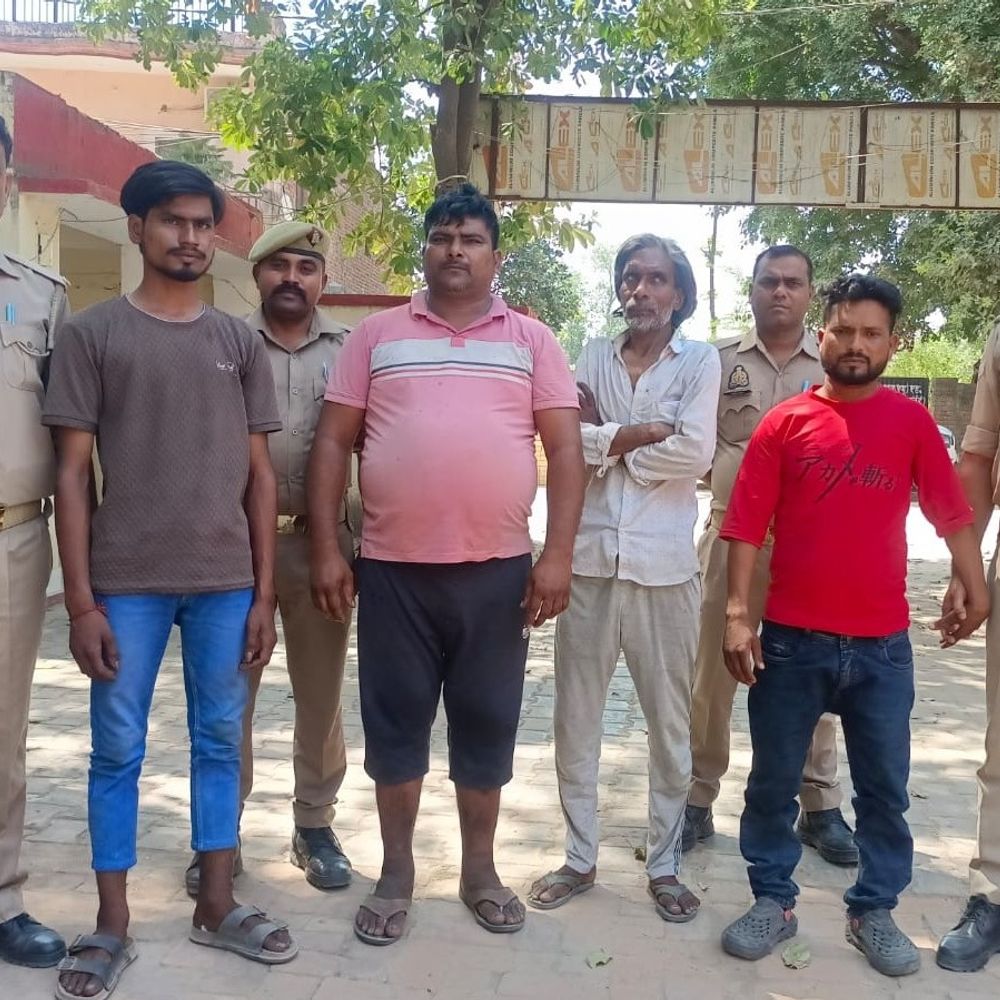 मिर्जापुर में 24 लाख की हेरोइन जब्त, 4 तस्कर गिरफ्तार:दो बाइक और मोबाइल बरामद, आरोपियों की तलाशी 140 ग्राम अवैध हेरोइन मिली