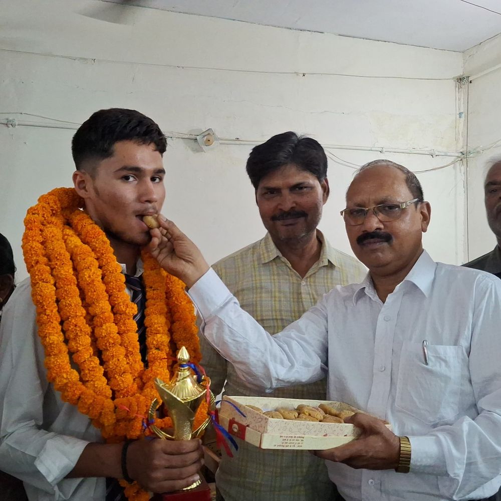 राजवीर तिवारी ने 12वीं बोर्ड में 6वां स्थान हासिल किया:प्रिंसिपल ने 11वीं-12वीं की फीस माफ की, सफलता ने दिलाई पहचान