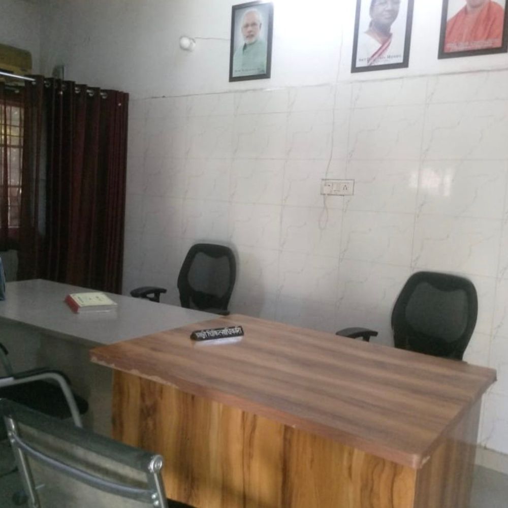 रायबरेली होम्योपैथिक अस्पताल में डॉक्टर अनुपस्थित:सुबह से खाली कुर्सी, मरीज इलाज के लिए परेशान