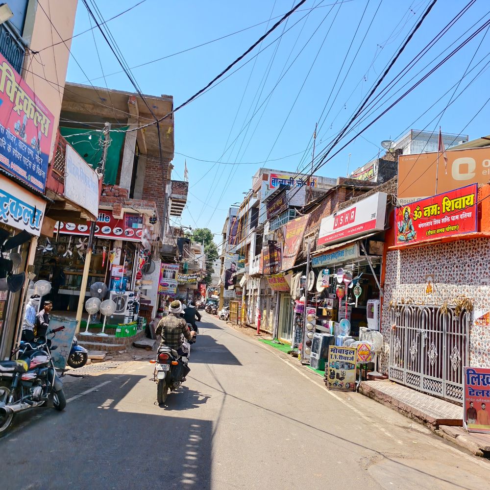 दतिया: गर्मी के तेवर तीखे, दोपहर में लू जैसे हालात:दोपहर 12 बजे बाद घर से निकलना मुश्किल; अगले 4 दिन लू का अलर्ट