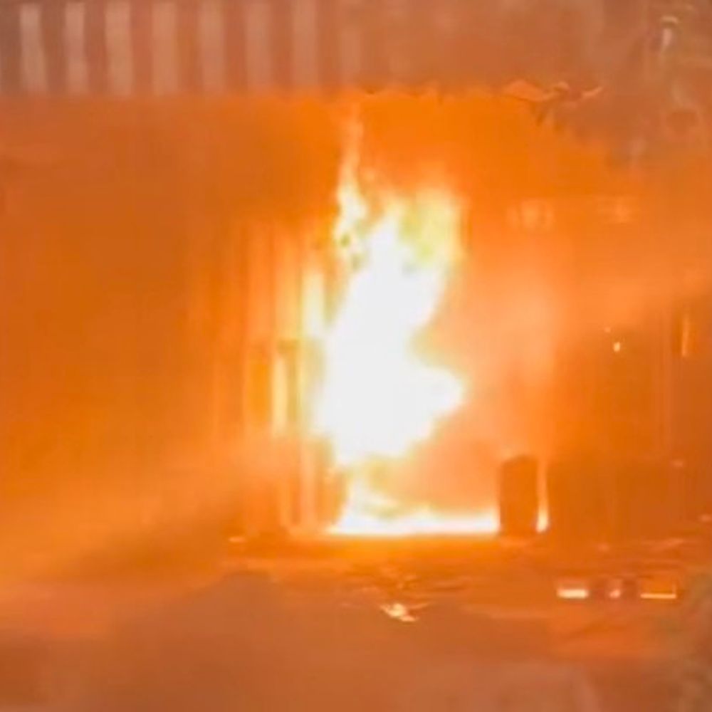 मुजफ्फरनगर में ई-रिक्शा चार्जिंग प्वाइंट पर लगी आग, बैटरी फटी:शॉर्ट सर्किट से हादसा, दमकल ने पाया काबू; कोई जनहानि नहीं