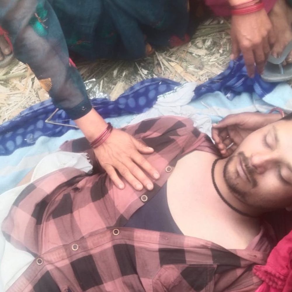 खेत के कंटीले तारों में दौड़ रहा था करंट:अमरोहा में 26 वर्षीय मोटर मिस्त्री की मौत, गर्भवती पत्नी के सिर से उठा पति का साया