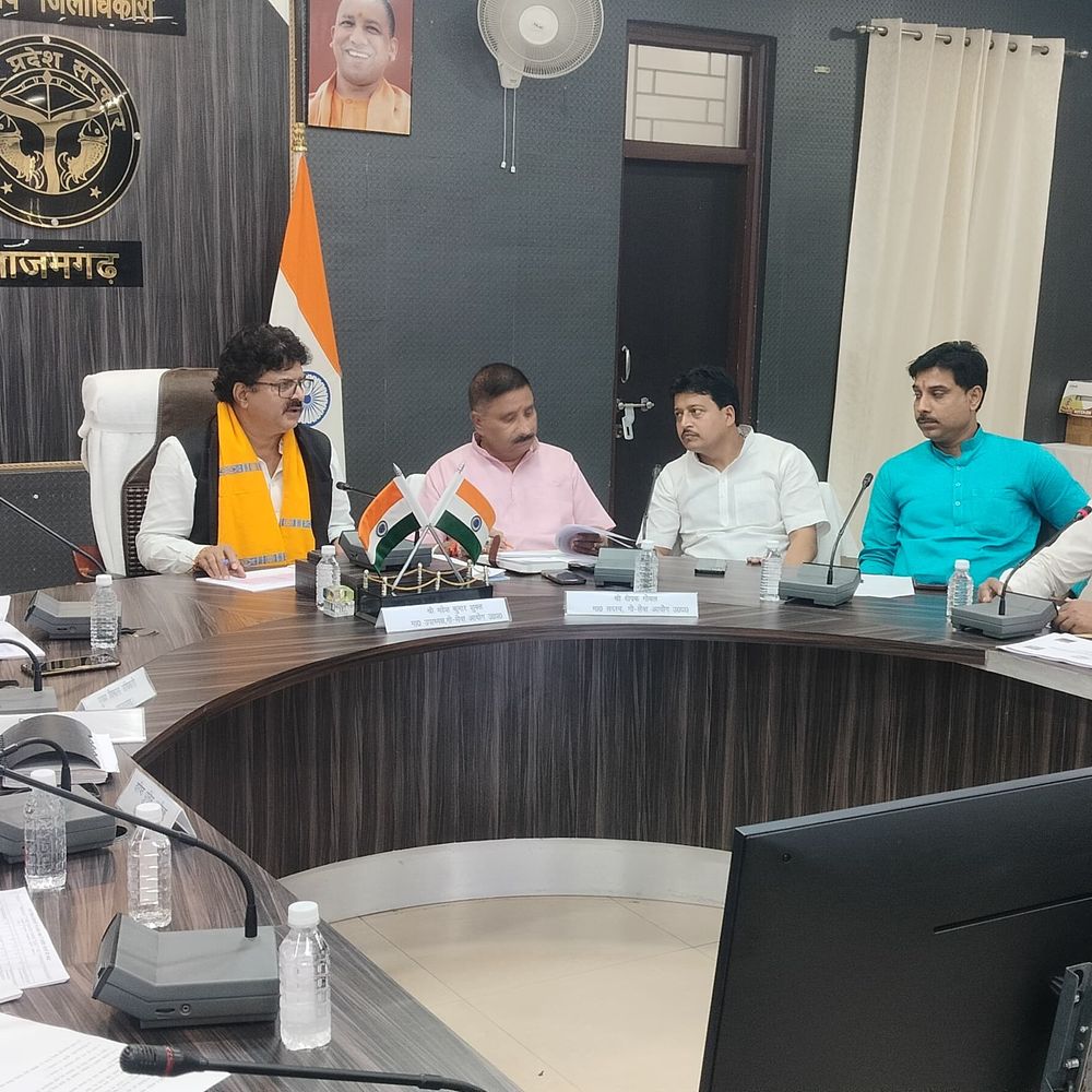 गौशालाओं की हकीकत जांचने पहुंचे गौ सेवा आयोग के उपाध्यक्ष:आजमगढ़ में 4 आश्रय स्थलों का निरीक्षण, अधिकारियों को दिए सख्त निर्देश