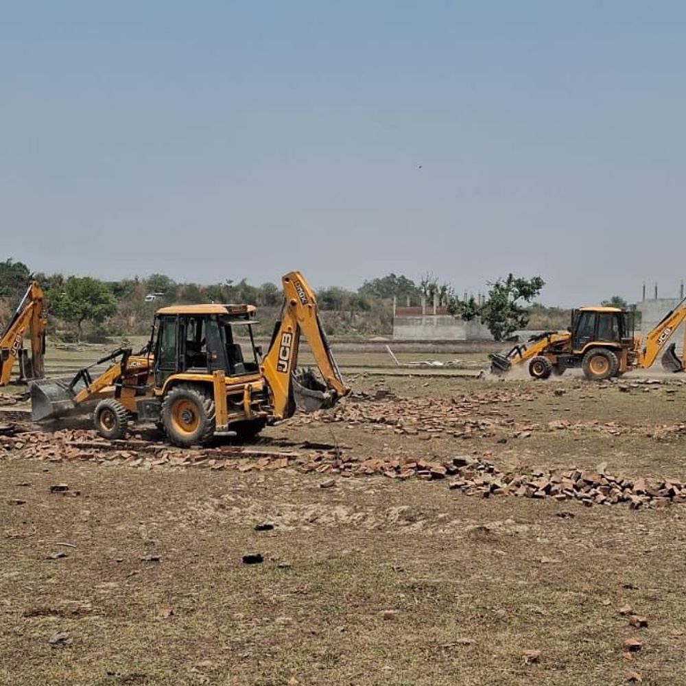 लखनऊ में अवैध प्लाटिंग पर चला बुलडोजर:LDA ने 95 बीघा में 3 अवैध प्लाटिंग को ध्वस्त किया , बिना नक्शा पास करवाए हो रही थी प्लाटिंग