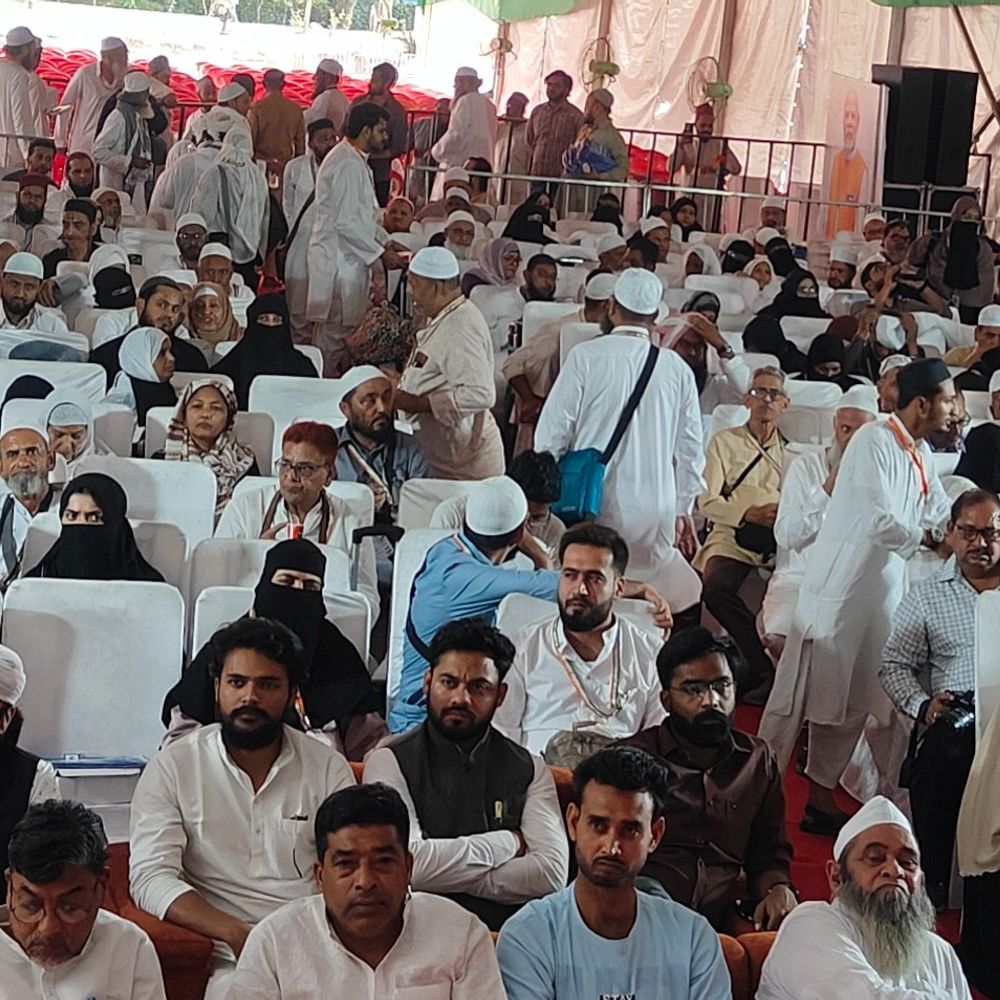 लखनऊ से हज यात्रियों की रवानगी का सिलसिला जारी:दूसरे जत्थे से 430 यात्रियों ने भरी उड़ान , सचिव बोले - सऊदी तक यात्रियों को मिल रही है विशेष सुविधा