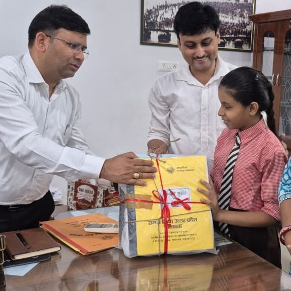 बीएसए ने दिव्यांग छात्रा को दी ब्रेल पुस्तकें:अब पढ़ाई में नहीं होगी कोई दिक्कत, समाज के लिए प्रेरणा बनेगी छात्रा