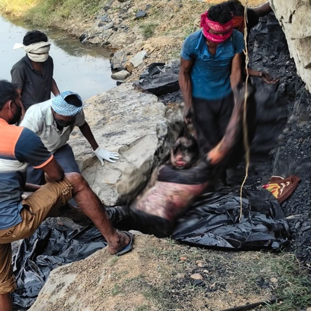 अवैध खदान से कोयला निकालने के दौरान दबा युवक:  सरगुजा में दो दिनों बाद पत्थर के नीचे दबे युवक का शव बरामद – Ambikapur (Surguja) News